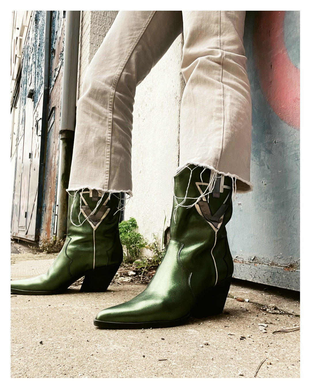 Les bottes santiags femme Mariel modele Green, portées par notre mannequin